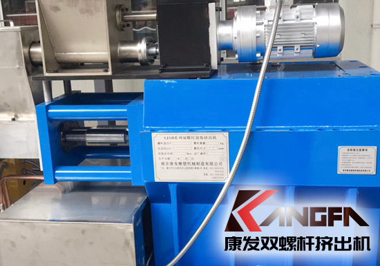 目前業(yè)內(nèi)雙螺桿擠出機是由截面相同但加工時錯開一定角度的一組塊組成。