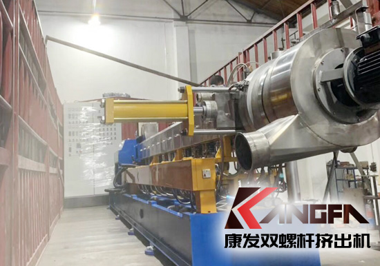 何為雙螺桿擠出機(jī)反應(yīng)擠出？反應(yīng)擠出是連續(xù)地將單體進(jìn)行聚合以及對現(xiàn)有聚合物進(jìn)行改性的工藝方法。是將傳統(tǒng)上分開操作的聚合物合成、改性及加工成型等聯(lián)合為一個整體工藝過程。