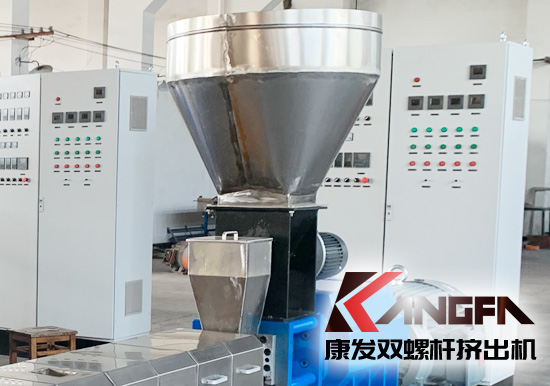 雙螺桿擠出機(jī)喂料系統(tǒng)定量加料、攪拌料斗料位控制特點(diǎn)。合理的方案設(shè)計(jì)，不僅滿足了系統(tǒng)的工藝要求，并且大大降低了工程制造及生產(chǎn)運(yùn)營(yíng)成本。
