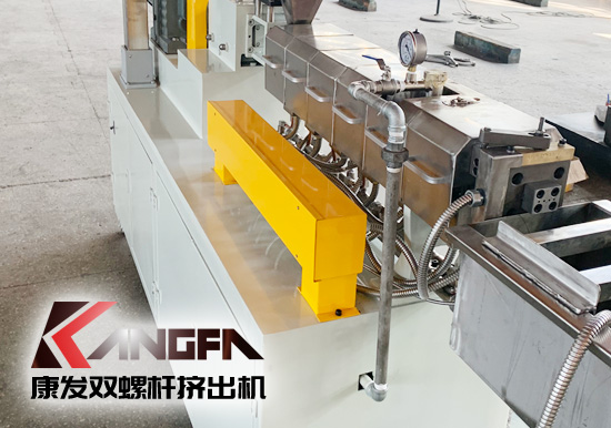塑料廠實驗室研究專用康發(fā)20型雙螺桿擠出造粒機組設(shè)備，機筒內(nèi)徑 20mm/長徑比 28-48/主電機功率 5.5kw/螺桿轉(zhuǎn)速 100rpm/參考產(chǎn)量 5-20kg/h。