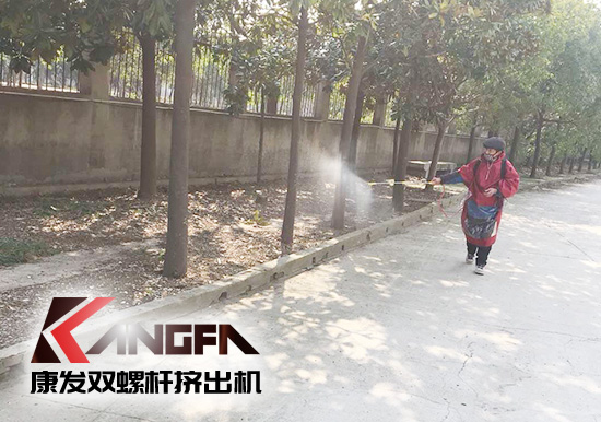 戰(zhàn)疫情、防風(fēng)險、保安全!康發(fā)雙螺桿擠出機(jī)復(fù)工在即,全廠實(shí)現(xiàn)全方位消毒!