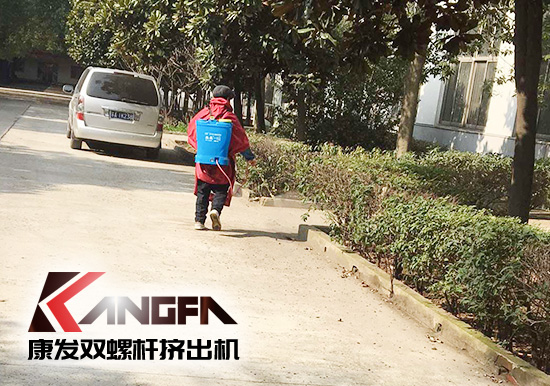 戰(zhàn)疫情、防風(fēng)險、保安全!康發(fā)雙螺桿擠出機(jī)復(fù)工在即,全廠實(shí)現(xiàn)全方位消毒!