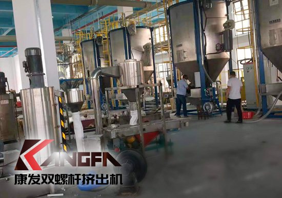 全過(guò)程自動(dòng)化雙螺桿擠出機(jī)生產(chǎn)線！機(jī)械手可以大幅減少工人、提升效率、拉低成本、提高產(chǎn)品品質(zhì)、提升工廠形象、安全性優(yōu)。