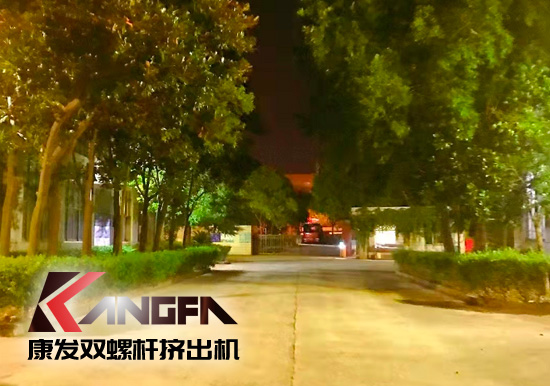 總裝車間：眾志成城齊奮戰(zhàn) 全力以赴保發(fā)貨 確保雙螺桿擠出機設(shè)備按期交付至顧客手中。