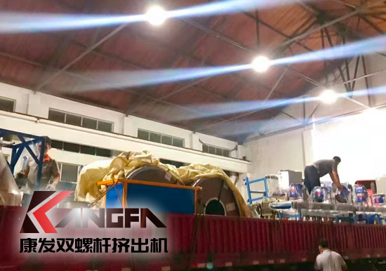 總裝車間：眾志成城齊奮戰(zhàn) 全力以赴保發(fā)貨 確保雙螺桿擠出機設(shè)備按期交付至顧客手中。