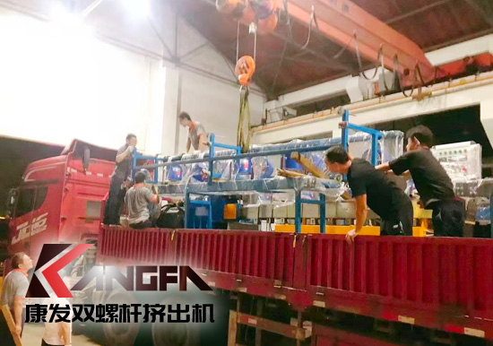 總裝車間：眾志成城齊奮戰(zhàn) 全力以赴保發(fā)貨 確保雙螺桿擠出機設(shè)備按期交付至顧客手中。
