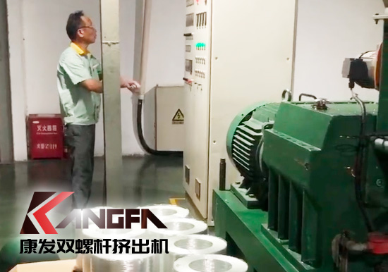 質(zhì)量為先,信譽(yù)為重,管理為本,服務(wù)為誠(chéng)!康發(fā)雙螺桿設(shè)備老客戶售后維修