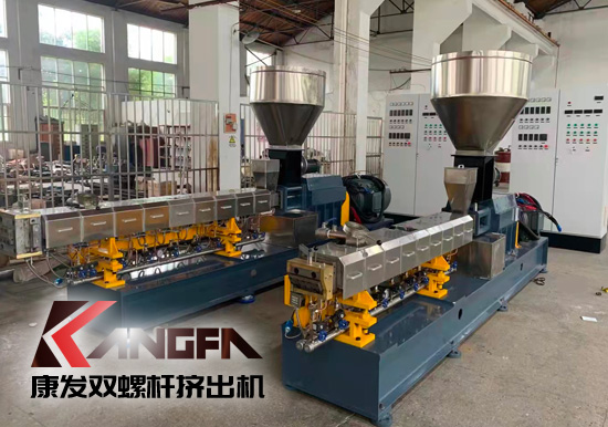塑料雙螺桿擠出機行業(yè)技術(shù)不斷地進行研發(fā)和革新！為客戶度身定制特殊工藝的加工方案和系統(tǒng)！