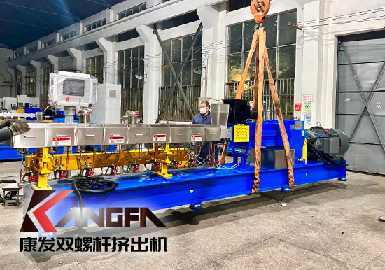 臨近年底,雙螺桿擠出機(jī)發(fā)貨忙,全力以赴為市場!