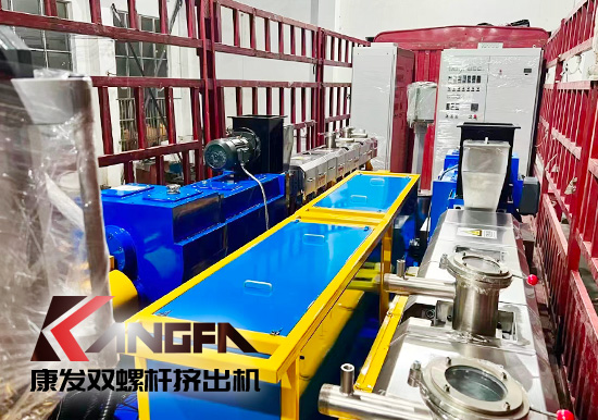臨近年底,雙螺桿擠出機(jī)發(fā)貨忙,全力以赴為市場!