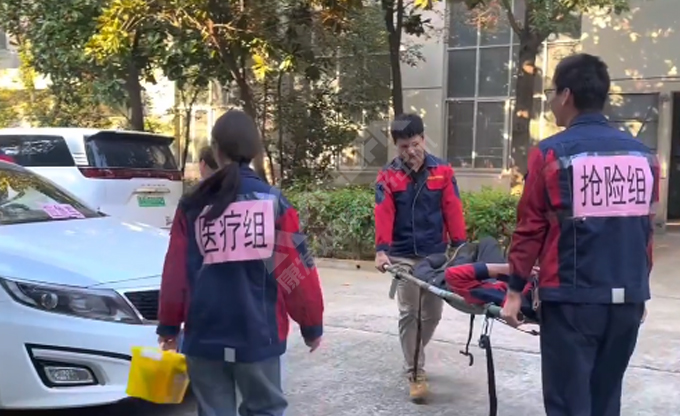 人人講安全，個(gè)個(gè)會(huì)應(yīng)急！南京康發(fā)雙螺桿擠出機(jī)開展《觸電傷害應(yīng)急預(yù)案演練》取得圓滿成功