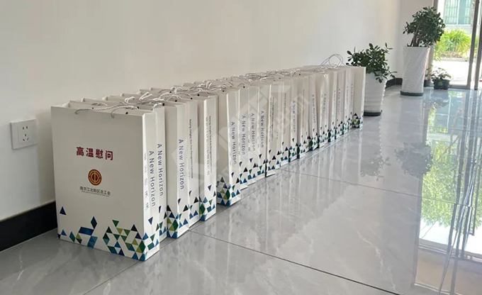 南京江北新區(qū)總工會深入康發(fā)雙螺桿擠出機一線開展“來高溫慰問”慰問活動！