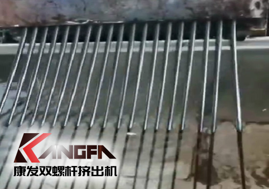 解市場(chǎng)所需，黑色駐極高韌性熔噴專用料生產(chǎn)中（視頻）——康發(fā)雙螺桿擠出機(jī)