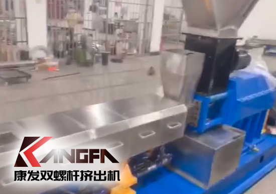“中國制造”尋求挖掘更大的非洲需求！JSH-65型雙螺桿擠出機(jī)設(shè)備出口設(shè)備帶料試機(jī)，坐標(biāo)非洲！