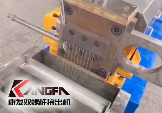 “中國制造”尋求挖掘更大的非洲需求！JSH-65型雙螺桿擠出機(jī)設(shè)備出口設(shè)備帶料試機(jī)，坐標(biāo)非洲！