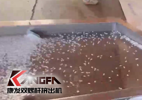 雙螺桿擠出機(jī)制造！追求品質(zhì)，精益求精！康發(fā)雙螺桿帶料試機(jī)