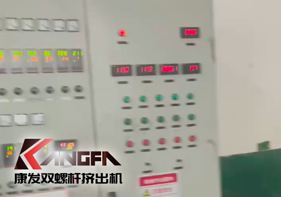 水下切粒雙螺桿擠出機(jī)機(jī)組安裝調(diào)試生產(chǎn)!深耕于雙螺桿擠出機(jī)行業(yè)!相信我們!您會(huì)獲取更大的利益!?。? /></p><p>水下切粒<strong>雙螺桿擠出機(jī)</strong>組安裝調(diào)試生產(chǎn)!</p><p align=