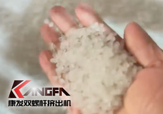 水下切粒雙螺桿擠出機(jī)機(jī)組安裝調(diào)試生產(chǎn)！深耕于雙螺桿擠出機(jī)行業(yè)！相信我們！您會(huì)獲取更大的利益?。。? /></p><p>康發(fā)橡塑是一家集研發(fā)，生產(chǎn)單螺桿、<a href=